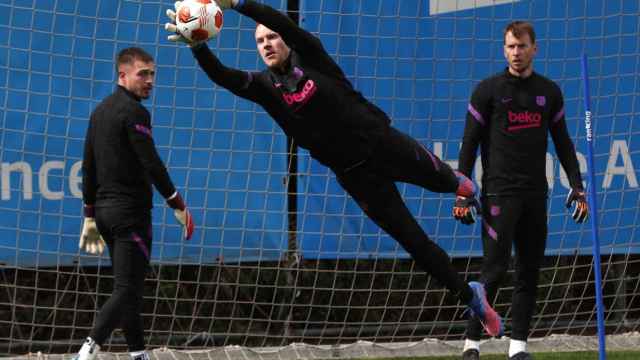 Ter Stegen, Neto y Arnau Tenas, durante un entrenamiento con el Barça / EFE