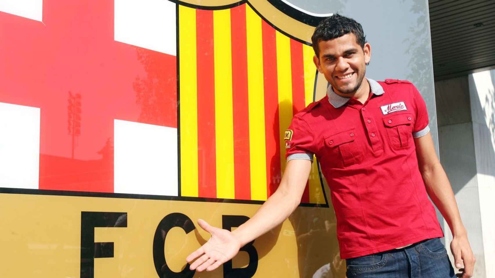 Dani Alves, nuevo jugador del Barça, posa en las oficinas del Camp Nou / FCB