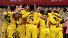 Los jugadores del Barça haciendo piña tras la victoria en Copa / EFE