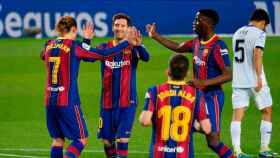 Ilaix Moriba celebra el gol de Griezmann junto a Messi y Jordi Alba / FCB