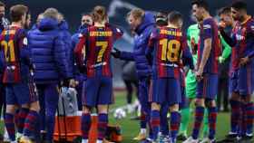 Koeman dando instrucciones a sus jugadores antes de la prórroga en la Supercopa de España / FC Barcelona