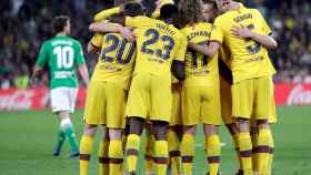 Los jugadores del Barça celebran el tercer gol contra el Betis / EFE