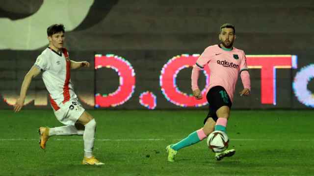 Jordi Alba, en una acción ante el Rayo | FCB