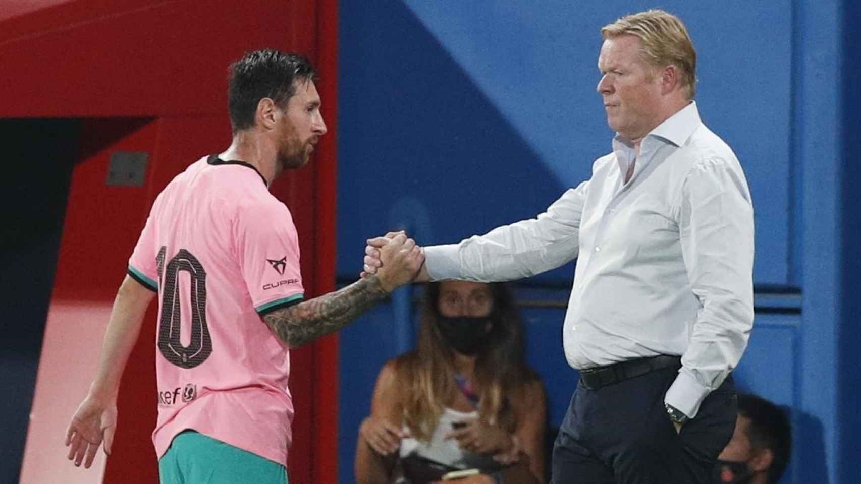 Ronald Koeman, saludando a Leo Messi tras sustituirle | EFE