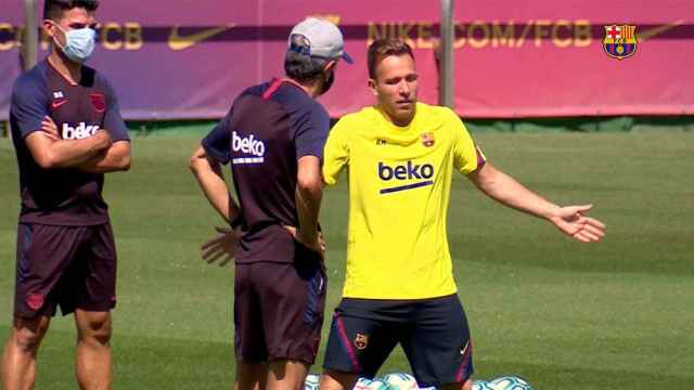 Setién, hablando con Arthur en el entrenamiento | FCB