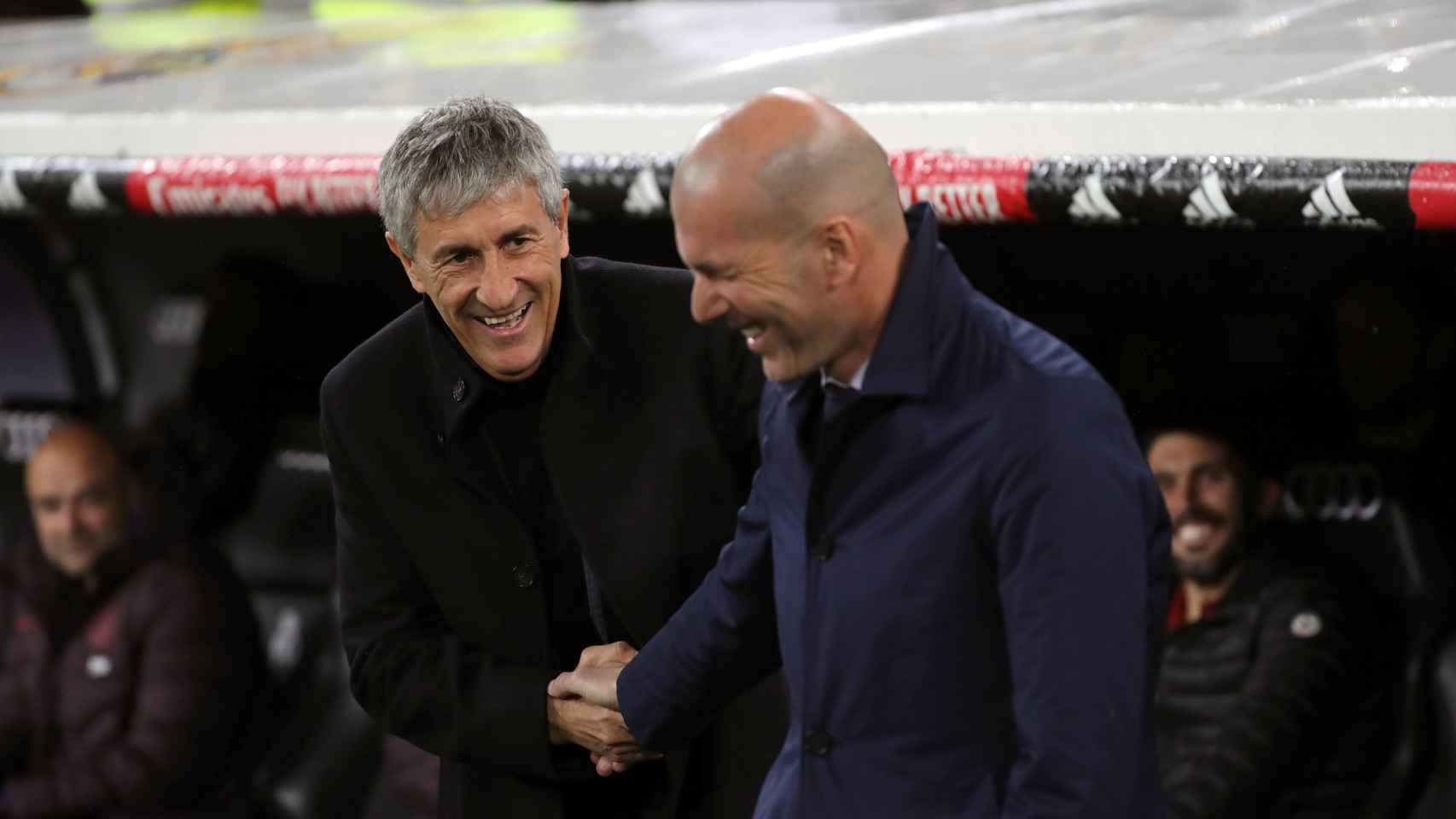 Setién y Zidane saludándose en el clásico / EFE