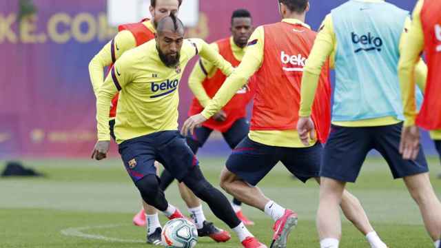 Arturo Vidal, Ivan Rakitic y Sergio Busquets en un entrenamiento del Barça / FC Barcelona