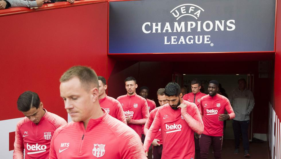 La plantilla del Barça en un entrenamiento previo a la Champions / EFE