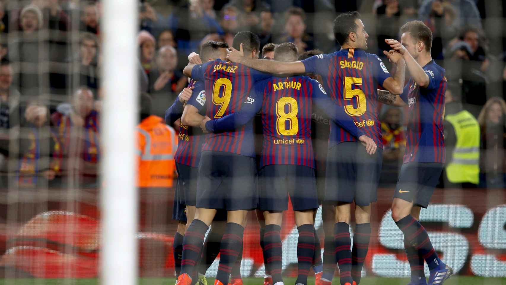 Los jugadores del Barça celebran un gol en el Camp Nou / EFE