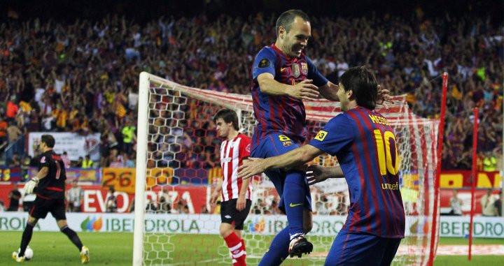 Iniesta y Messi celebrando el último gol de la final 2012 / EFE
