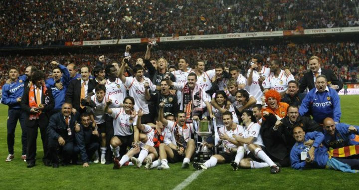 El Valencia celebrando el título de Copa del 2008 / EFE