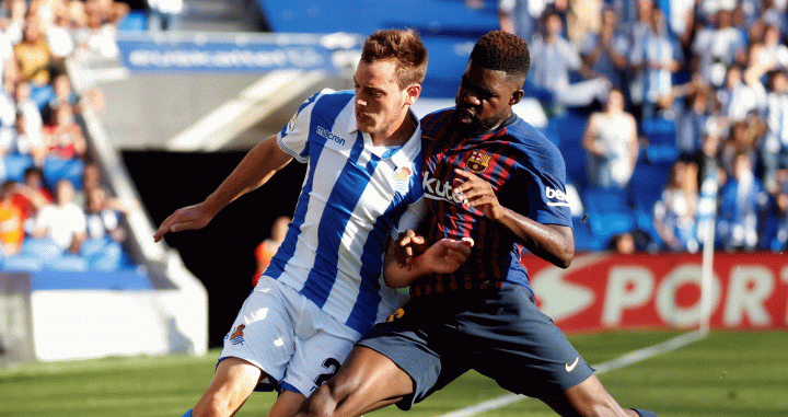 Umtiti lucha por el balón en el partido de liga que el Barça jugó en Anoeta / EFE