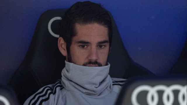 Isco con la mirada perdida en el banquillo / EFE