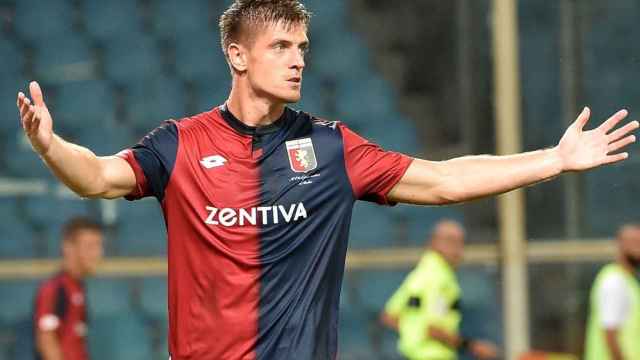 Krzysztof Piatek jugando un partido con el Genoa / EFE