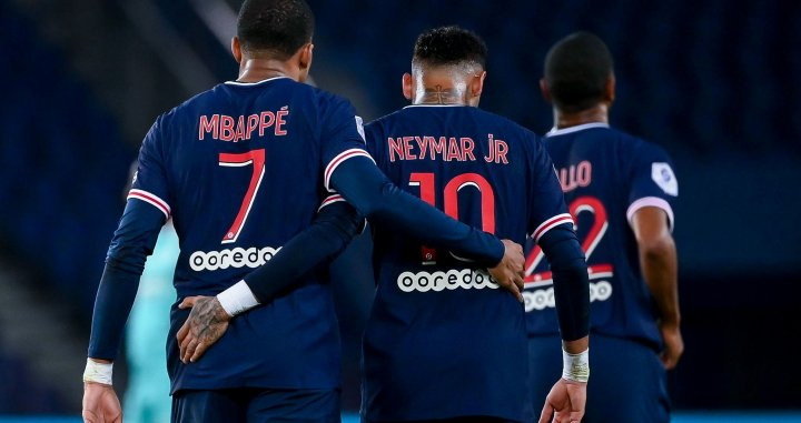Neymar y Mbappé, celebrando un gol del PSG | EFE