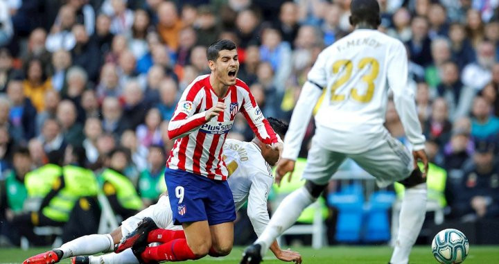 La acción por la que el Atlético de Madrid reclama penalti / EFE
