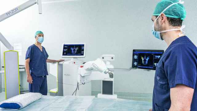 Los neurocirujanos Pablo Clavel e Ignasi Català se preparan para una intervención con la plataforma de guiado robótico para columna Mazor X Stealth™ Edition / QUIRÓNSALUD