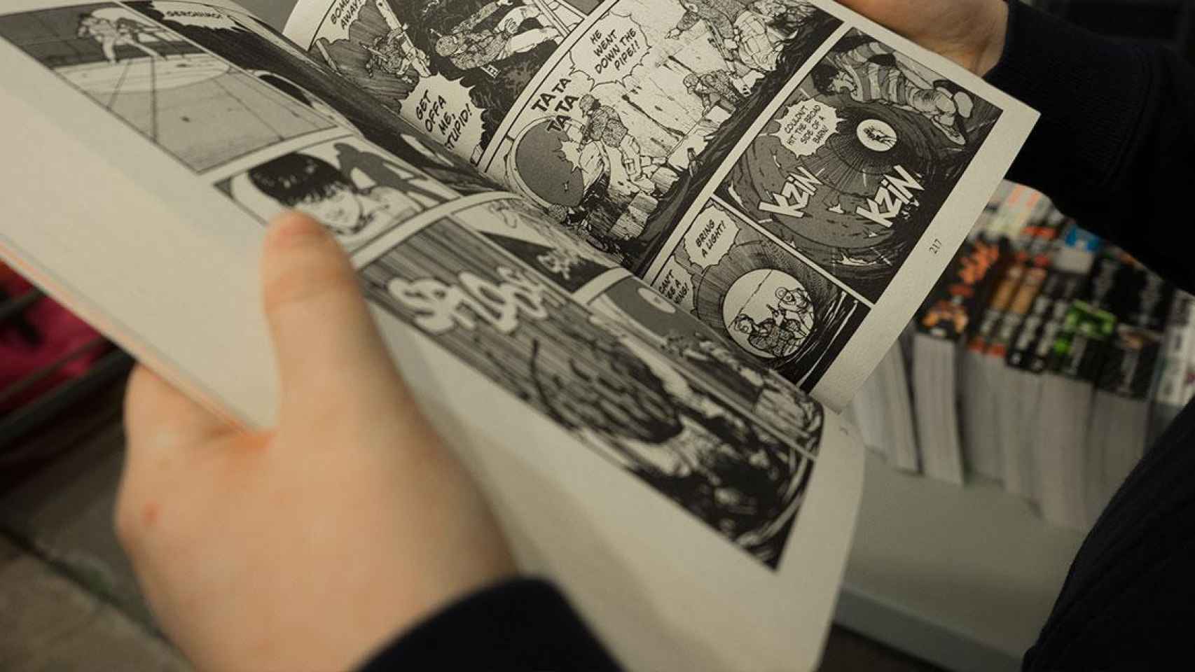 Una persona sostiene un cómic entre sus manos / MIIKA LAAKSONEN - UNSPLASH