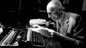 El periodista italiano Indro Montanelli trabajando delante de su máquina de escribir