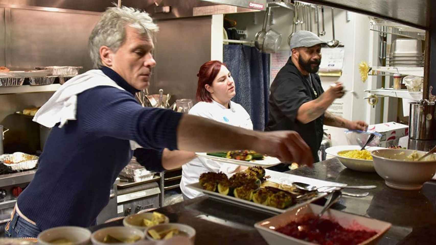 Jon Bon Jovi cocinando en uno de sus restaurantes para personas sin recursos / Youtube