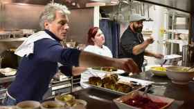 Jon Bon Jovi cocinando en uno de sus restaurantes para personas sin recursos / Youtube
