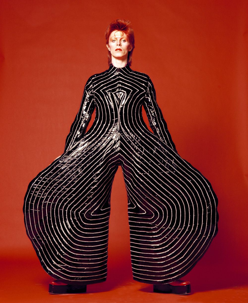 David Bowie vestido por Kansai Yamamoto / MAASAYOSHI SUKITA