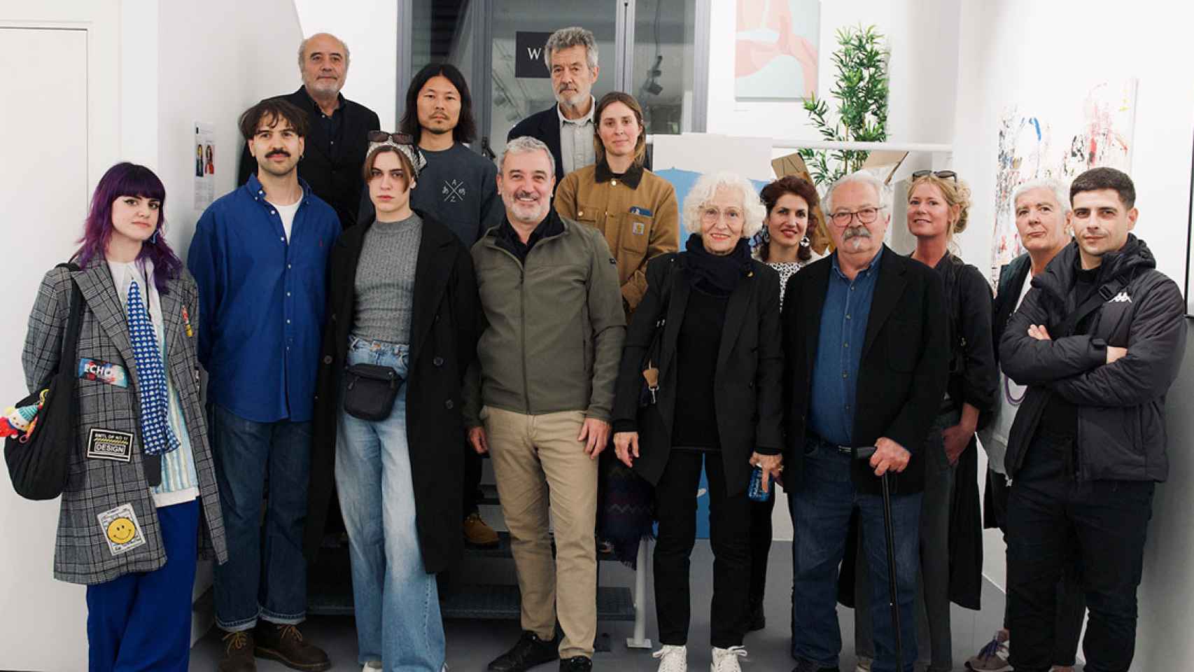 Jaume Collboni, alcaldable del PSC, con los doce artistas que dan apoyo a su candidatura / CECI FIMIA