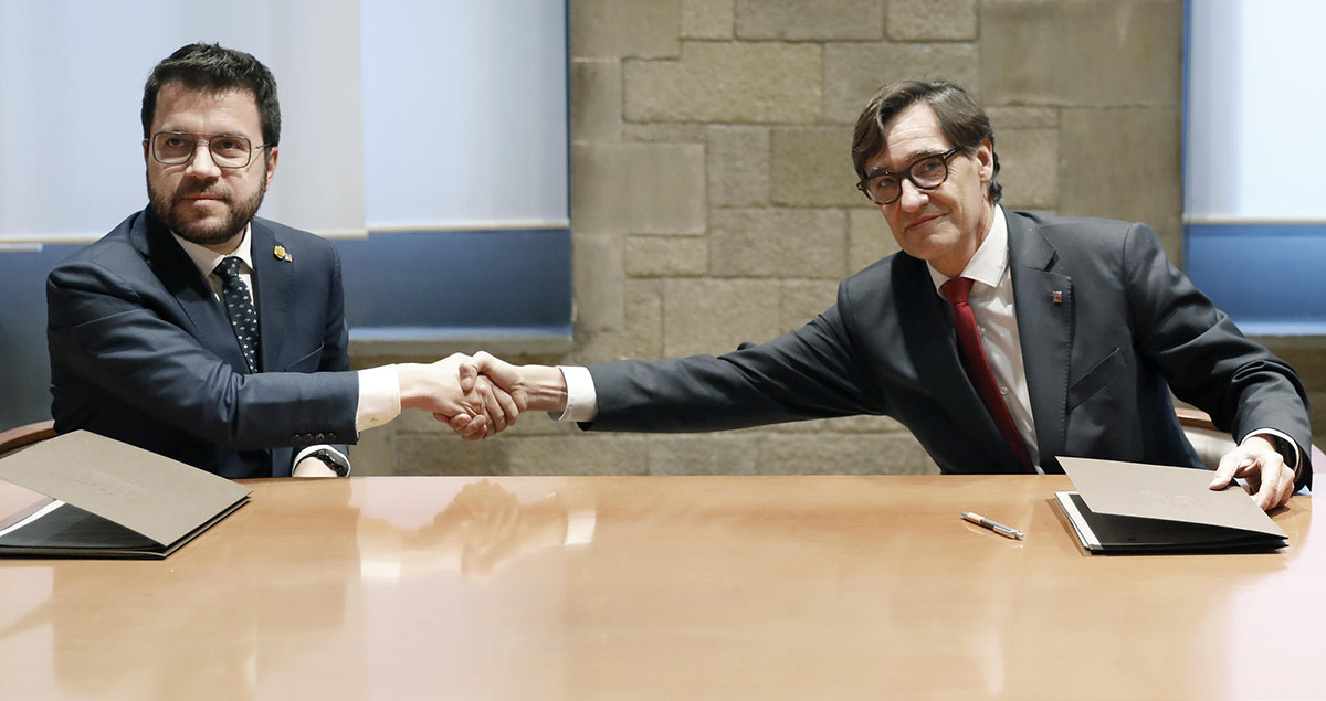 El presidente de la Generalitat, Pere Aragonès, y el líder del PSC, Salvador Illa (d), en el Palau de la Generalitat durante la firma del acuerdo para aprobar los presupuestos / EFE