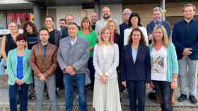 La consejera Victòria Alsina (en el centro) con alcaldes y cargos de la provincia de Girona contrarios a que Junts salga del Govern