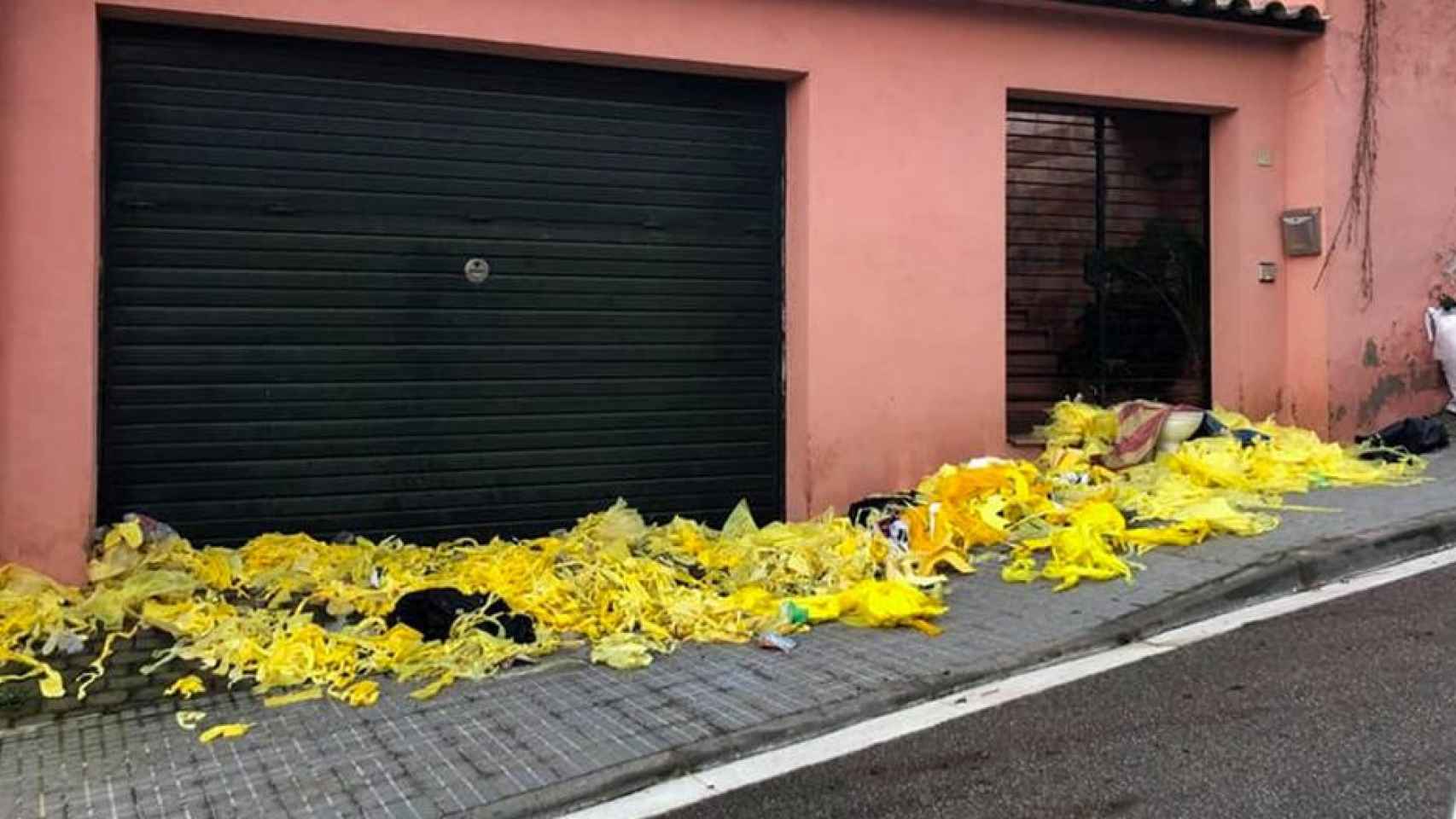 Lazos amarillos y un inodoro colocados ante una casa por activistas contra el procés / FACEBOOK
