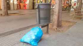 Una bolsa de basura en el barrio de Sant Andreu, plaza de la prueba piloto de la recogida puerta a puerta / CG