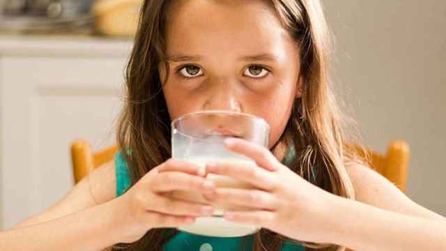 Una niña bebiendo un vaso de leche, símbolo de los proyectos de ayuda de la oenegé Educo a los menores en situación de malnutrición