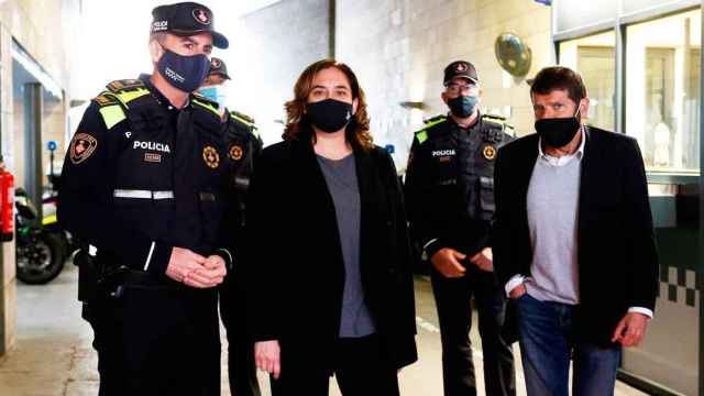 Ada Colau (c), durante su visita a la comisaría de la Guardia Urbana atacada el sábado / EFE