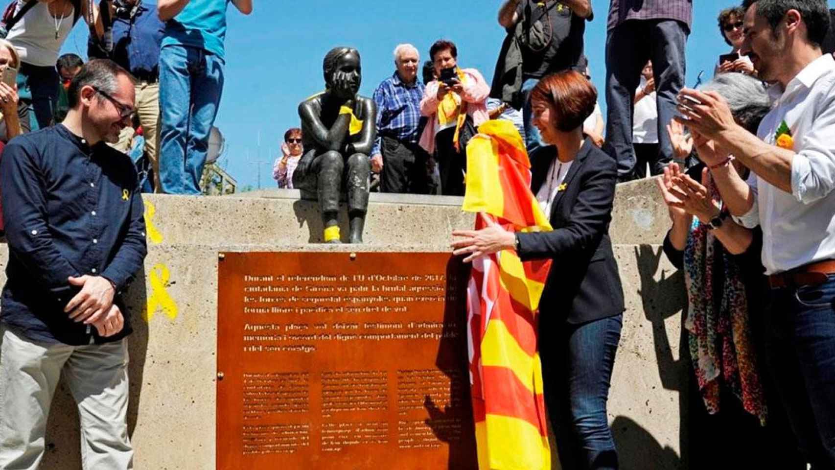 Inauguración de la plaza 1 de octubre de Girona, con la alcaldesa Marta Madrenas (d) descubriendo la placa / EFE