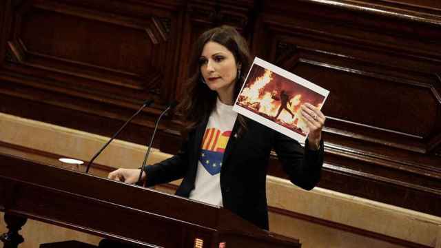 La líder catalana de Ciudadanos, Lorena Roldán, exhibe una foto de la violencia radical en el Parlament / CG
