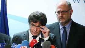 Carles Puigdemont (i) junto a Eduard Pujol, quien ha expresado su malestar ante el pacto fiscal entre ERC y los 'comuns' / EFE