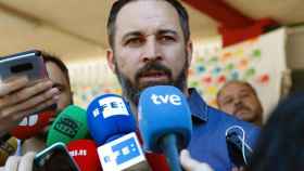 Santiago Abascal, presidente de Vox, que ha obtenido tres diputados, poco después de depositar su voto el 26M / EFE