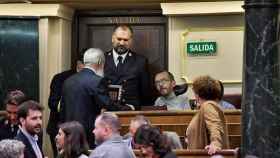 El momento en el que el diputado de Podemos, Pablo Echenique, vota en la urna del pleno de constitución de la Cámara / PODEMOS