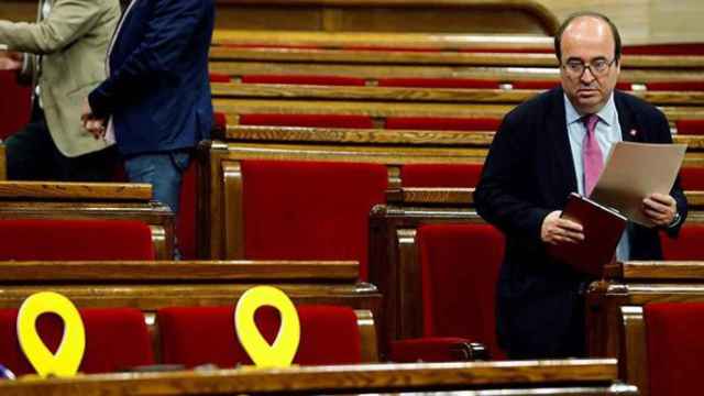 El primer secretario del PSC, Miquel Iceta, durante el pleno del Parlament donde este jueves se ha votado la propuesta de su designación como senador autonómico / EFE