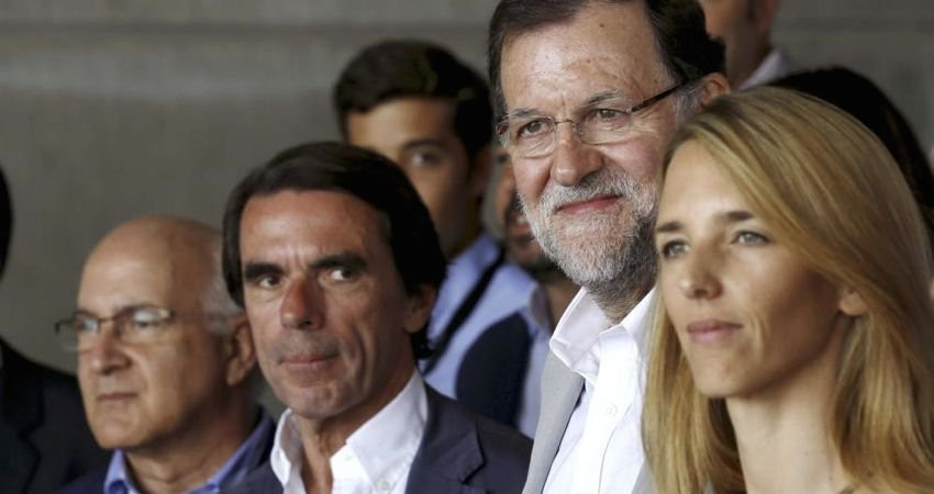 Cayetana Álvarez de Toledo, junto al presidente del Gobierno, Mariano Rajoy, y al expresidente José María Aznar / EFE