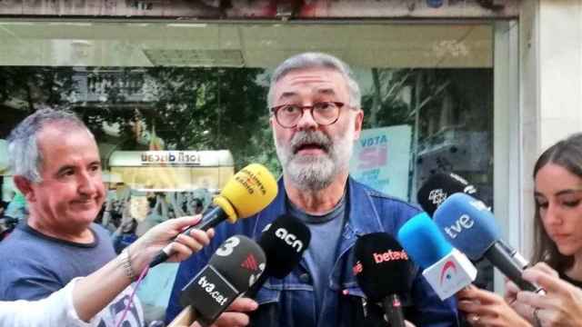 Carles Riera atendiendo a los medios de comunicación tras las cargas de los Mossos de este sábado / CUP Buch