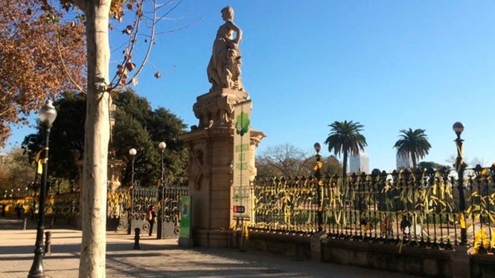 Lazos amarillos en el parque de la Ciutadella de Barcelona / EP
