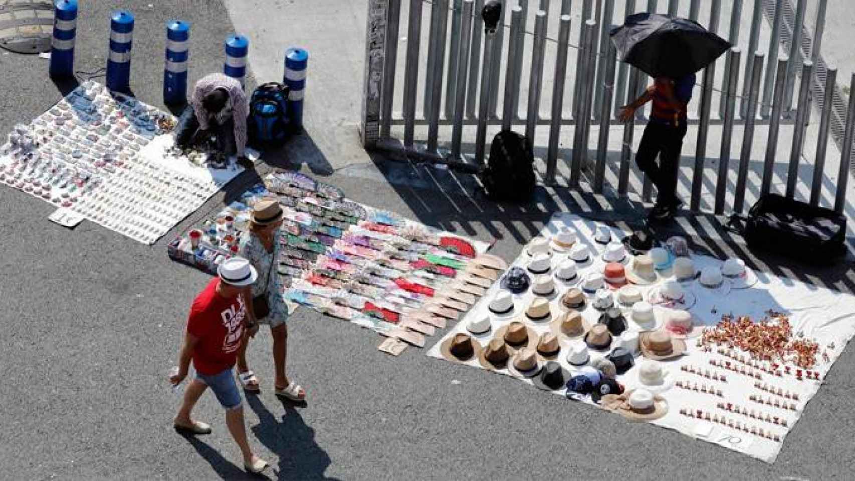 Dos manteros vende objetos en el paseo Juan de Borbón de Barcelona / CG