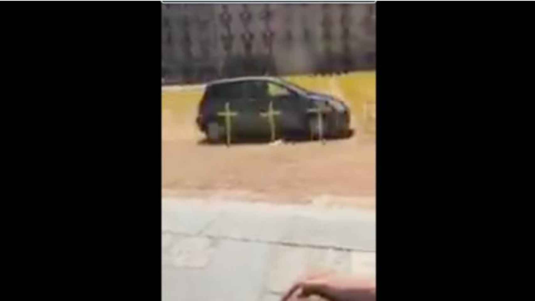 El coche ha arrasado el cementerio de cruces amarillas independentistas en Vic / CG