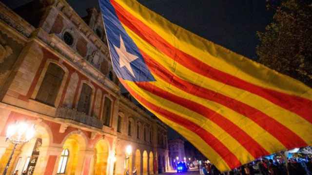 Una imagen de archivo de banderas independentistas ante el Parlamento catalán / EFE