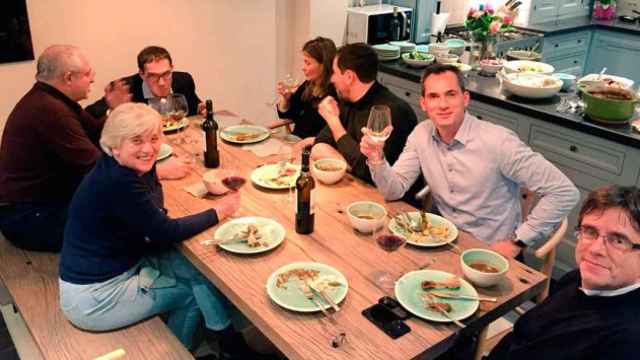 Imagen de la cena de Puigdemont y los cuatro 'exconsellers' exiliados en Bélgica en casa del eurodiputado nacionalista belga Lorin Parys / Twitter