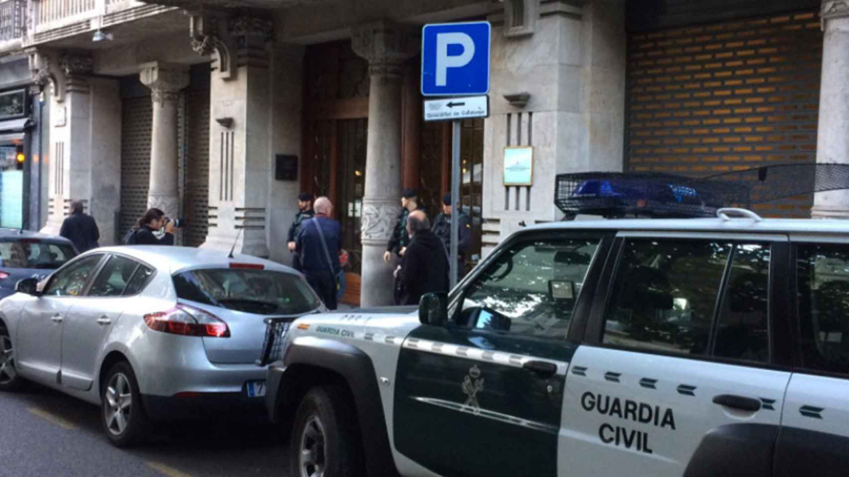 Un coche de la Guardia Civil frente a la Consejería de Economía de la Generalitat durante el registro de este miércoles / TWITTER