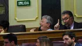 El diputado de Nueva Canaria Pedro Quevedo (i) y el de Foro Asturias, Isidro Martínez (d), en la segunda sesión del debate de enmiendas al proyecto presupuestario de 2017 / EFE