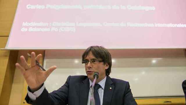 El presidente de la Generalitat, Carles Puigdemont, durante una conferencia en París / EFE