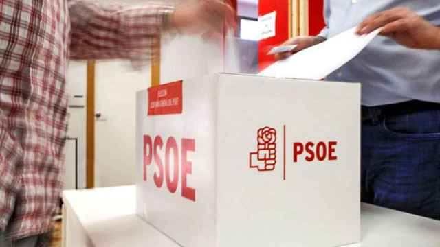 Un miltante del PSOE ejerce el voto en las primarias del partido / EFE